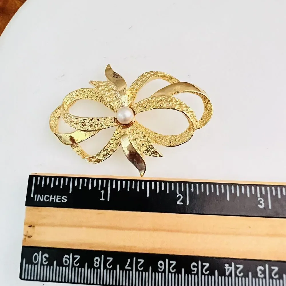 Vintage Gerry's Brooch Gold Tone Bow Ribbon Textures Faux Pearl Signed 4251